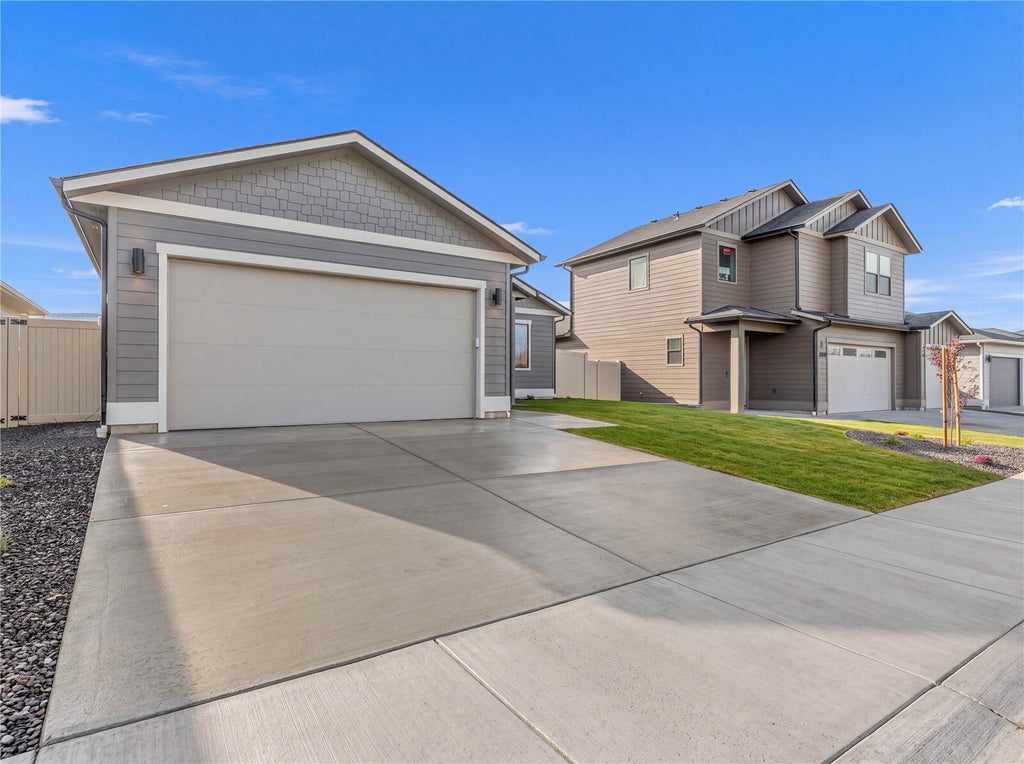 Photo of 2548 5th Street SE, East Wenatchee, WA 98802 (MLS # 2598873)