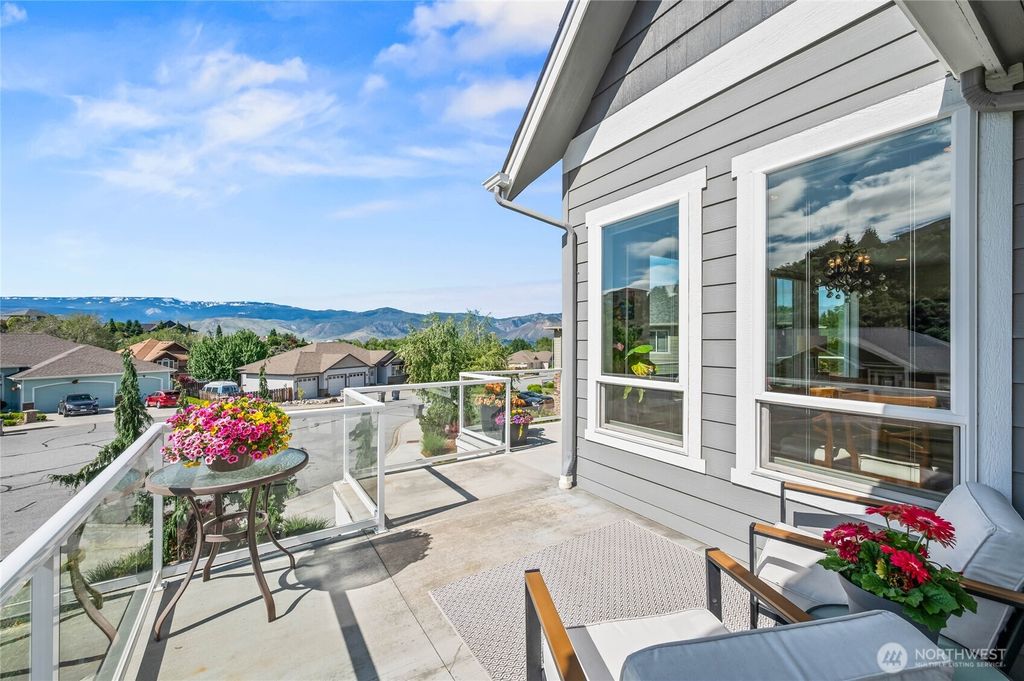 Photo of 719 19th Street NE, East Wenatchee, WA 98802 (MLS # 2470611)