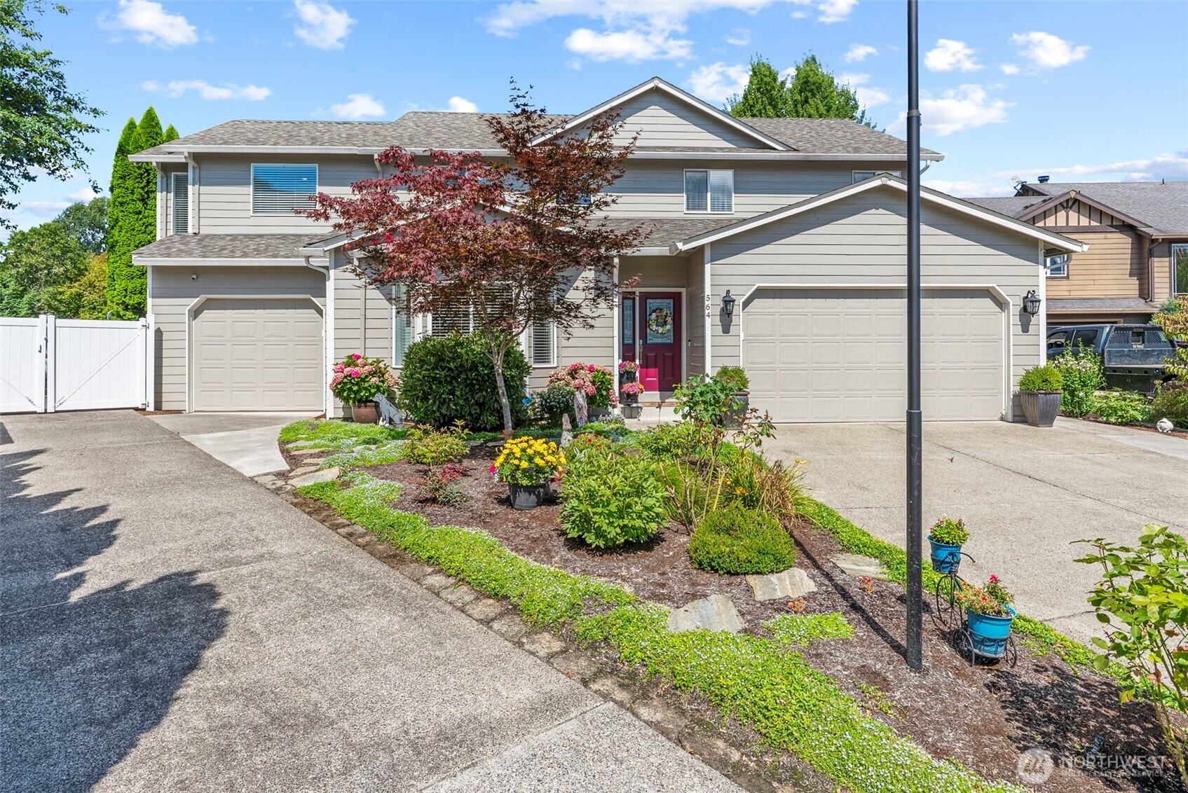 564 E 15th Circle
