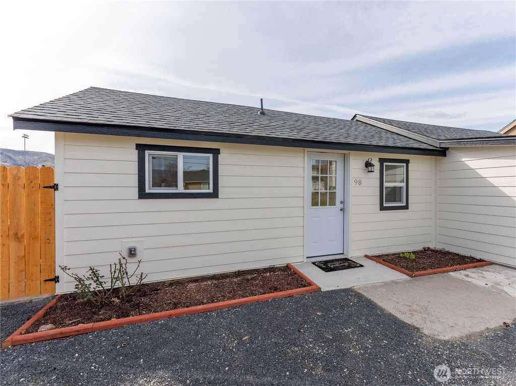 Photo of 98 Fuller Street, Wenatchee, WA 98801 (MLS # 2489462)