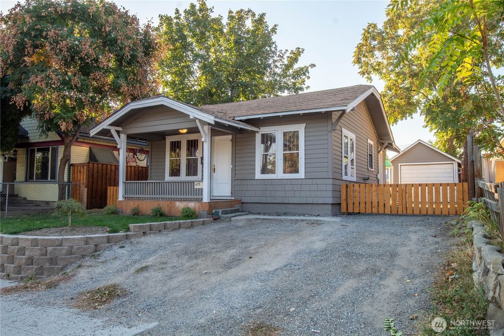Photo of 615 1st Street, Wenatchee, WA 98801 (MLS # 2527187)