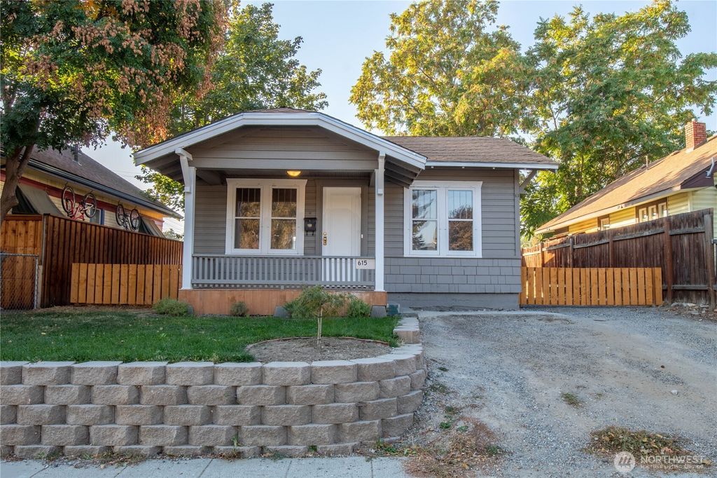 Photo of 615 1st Street, Wenatchee, WA 98801 (MLS # 2527187)