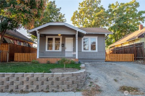 Photo of 615 1st Street, Wenatchee, WA 98801 (MLS # 2527187)