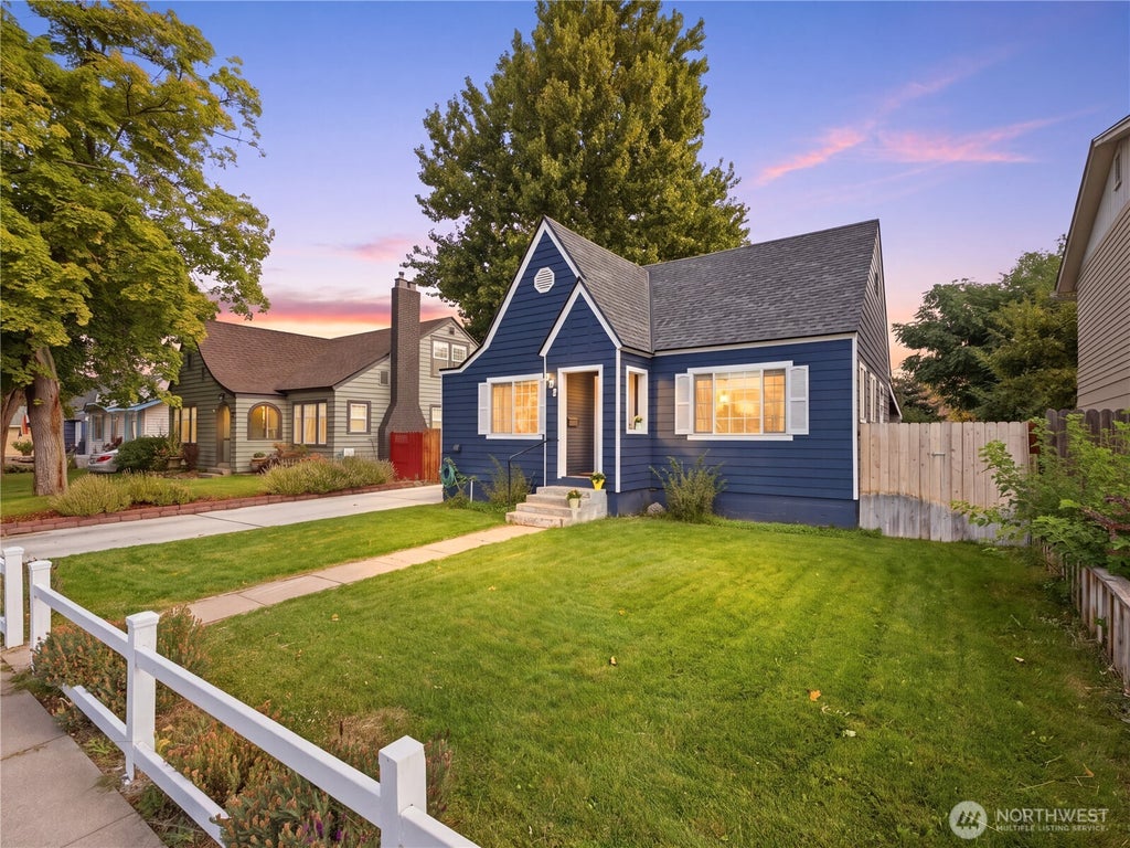 Photo of 777 Monroe Street, Wenatchee, WA 98801 (MLS # 2586758)