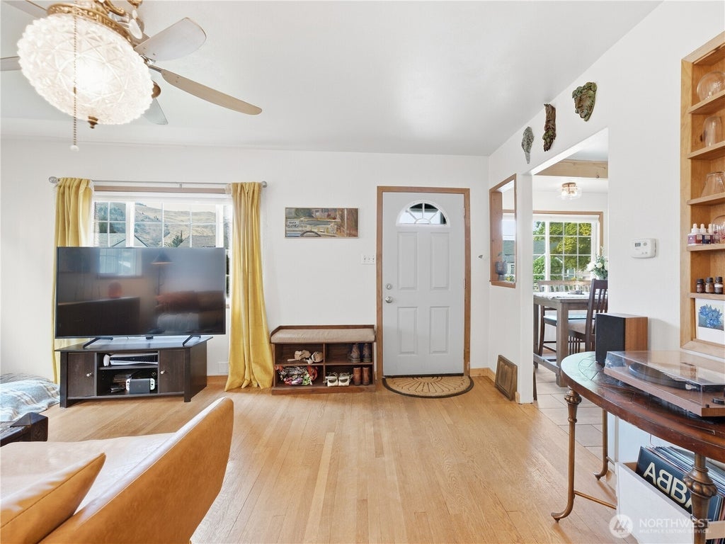 Photo of 777 Monroe Street, Wenatchee, WA 98801 (MLS # 2586758)
