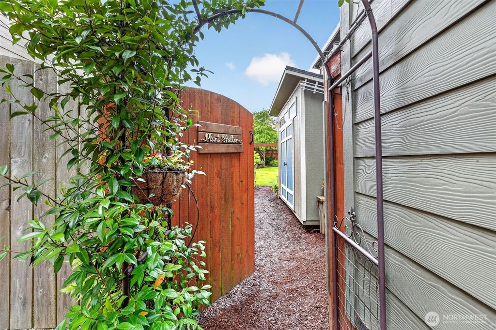 Photo of 857 N Helens View Drive, Ridgefield, WA 98642 (MLS # 2518861)