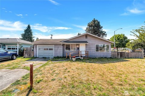 Photo of 2951 Douglas St, Longview, WA 98632 (MLS # 2464315)