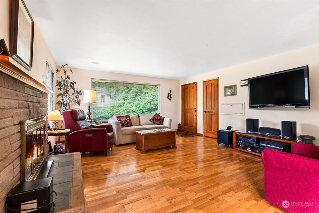 Photo of 2006 NE 120th St, Seattle, WA 98125 (MLS # 2268348)