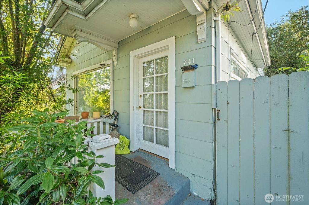 Photo of 341 NE 51st Street, Seattle, WA 98105 (MLS # 2472115)