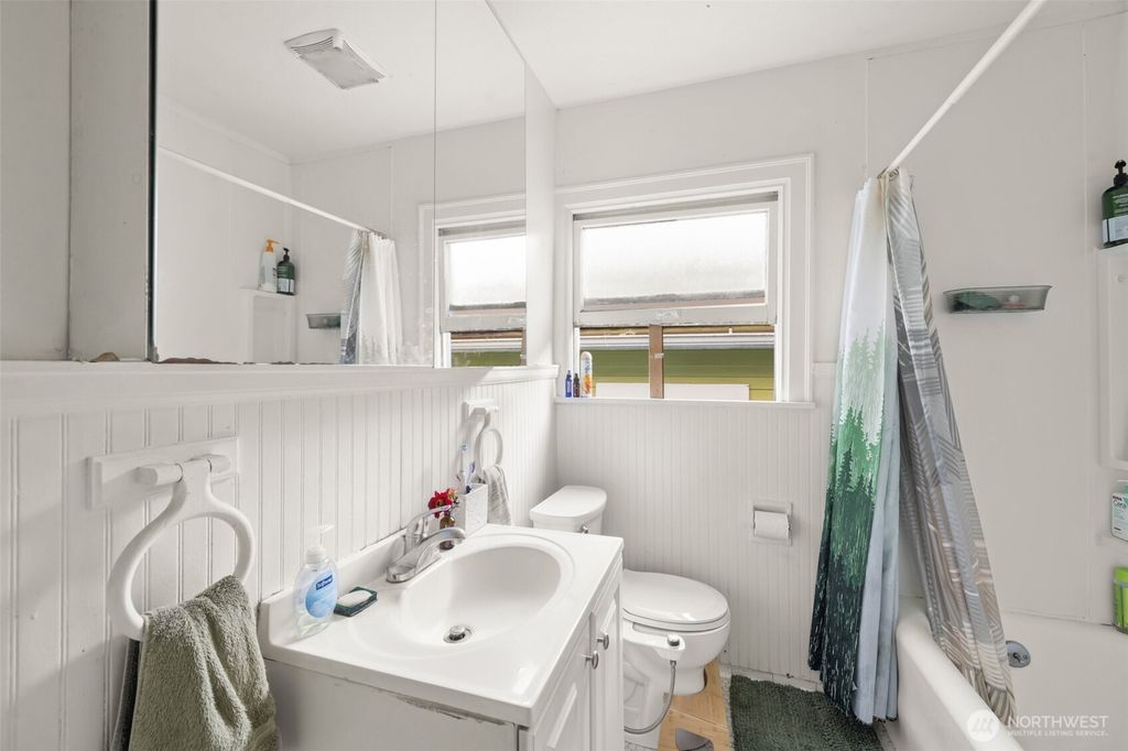 Photo of 341 NE 51st Street, Seattle, WA 98105 (MLS # 2472115)