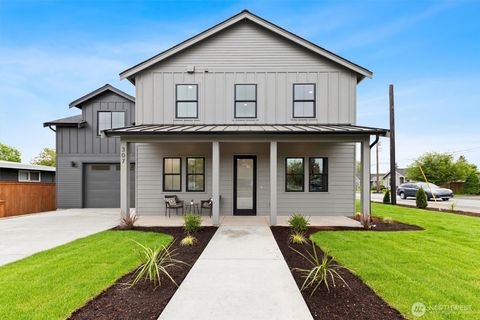 Photo of 307 S 17th Street, Lynden, WA 98264 (MLS # 2519674)