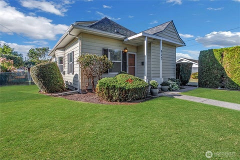 Photo of 922 6th Avenue SW, Puyallup, WA 98371 (MLS # 2580565)