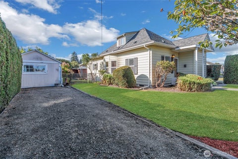 Photo of 922 6th Avenue SW, Puyallup, WA 98371 (MLS # 2580565)