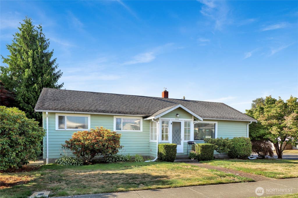 Photo of 502 E Grover Street, Lynden, WA 98264 (MLS # 2555373)