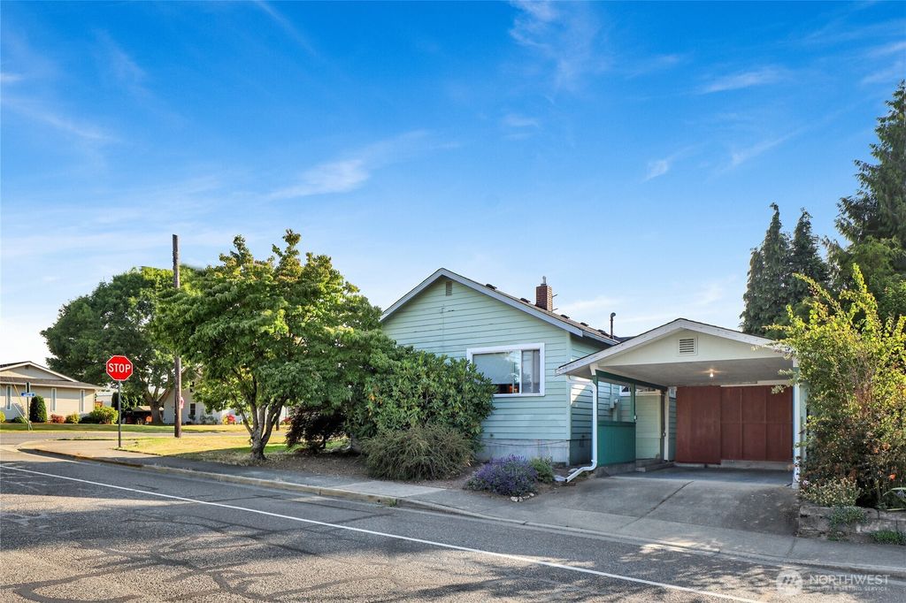 Photo of 502 E Grover Street, Lynden, WA 98264 (MLS # 2555373)
