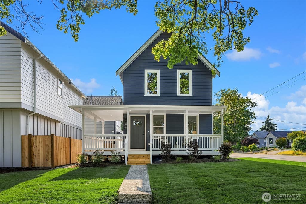 Photo of 2402 Cleveland Avenue #A, Everett, WA 98201 (MLS # 2560592)