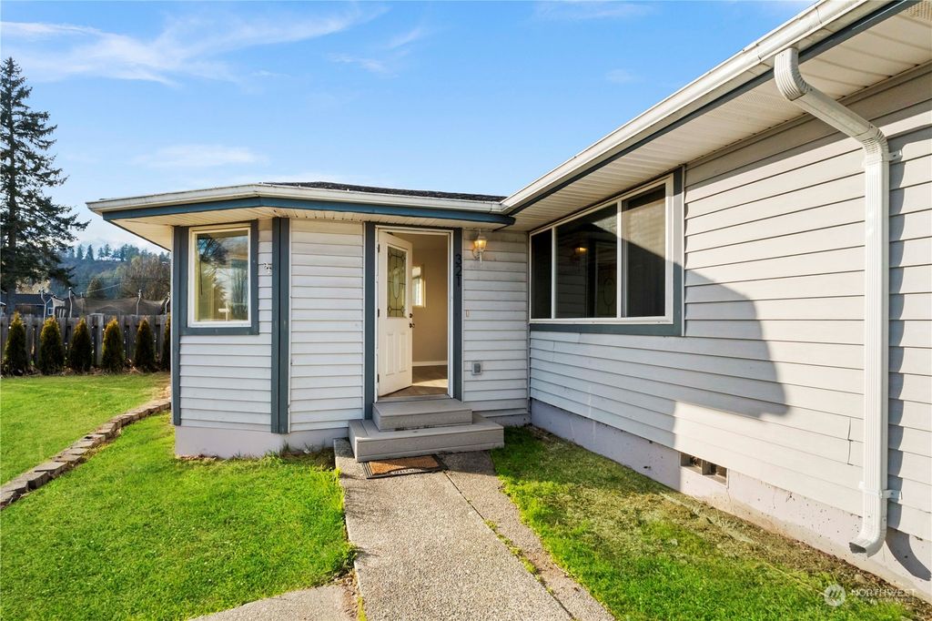 Photo of 321 4th Avenue S, Algona, WA 98001 (MLS # 2040428)