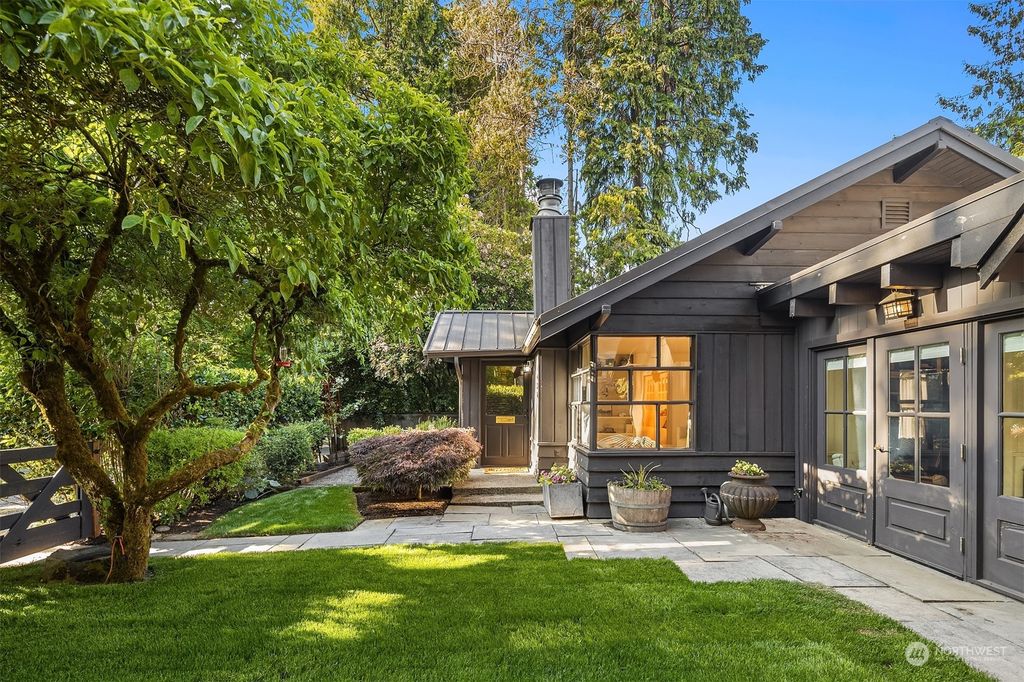 Photo of 1426 37th Avenue E, Seattle, WA 98112 (MLS # 2078227)