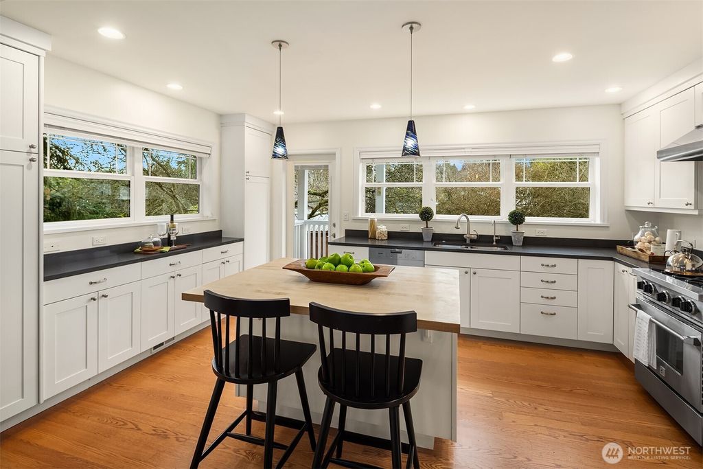 Photo of 6529 40th Avenue NE, Seattle, WA 98115 (MLS # 2336490)
