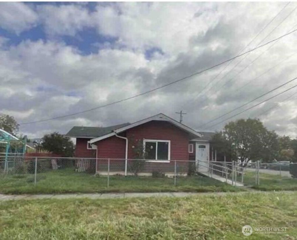 Photo of 504 S 5th Avenue, Kelso, WA 98626 (MLS # 2468467)