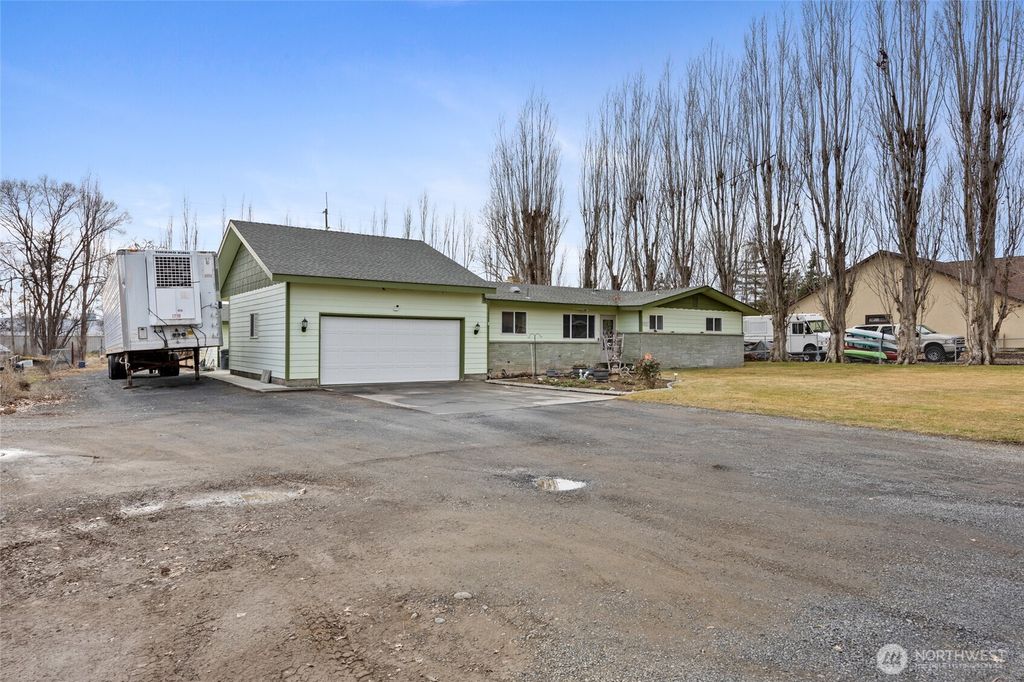Photo of 8507 NE Hillcrest Drive, Moses Lake, WA 98837 (MLS # 2476359)