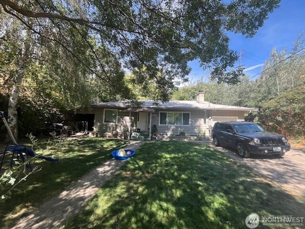Photo of 1822 S Wenatchee Avenue, Wenatchee, WA 98801 (MLS # 2524736)