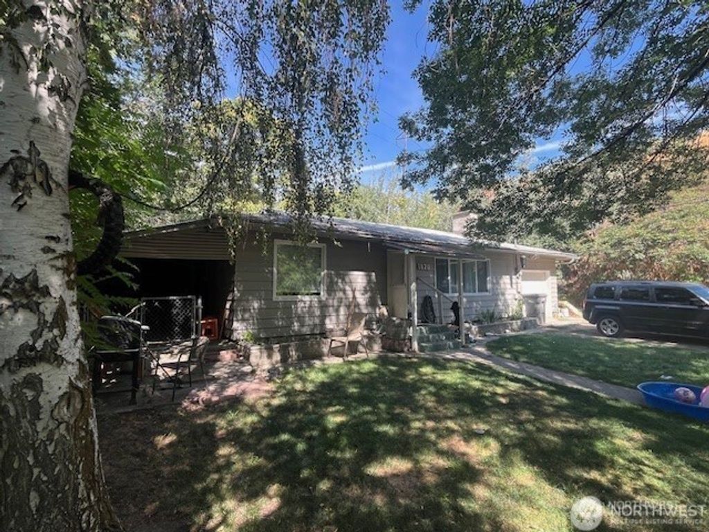 Photo of 1822 S Wenatchee Avenue, Wenatchee, WA 98801 (MLS # 2524736)