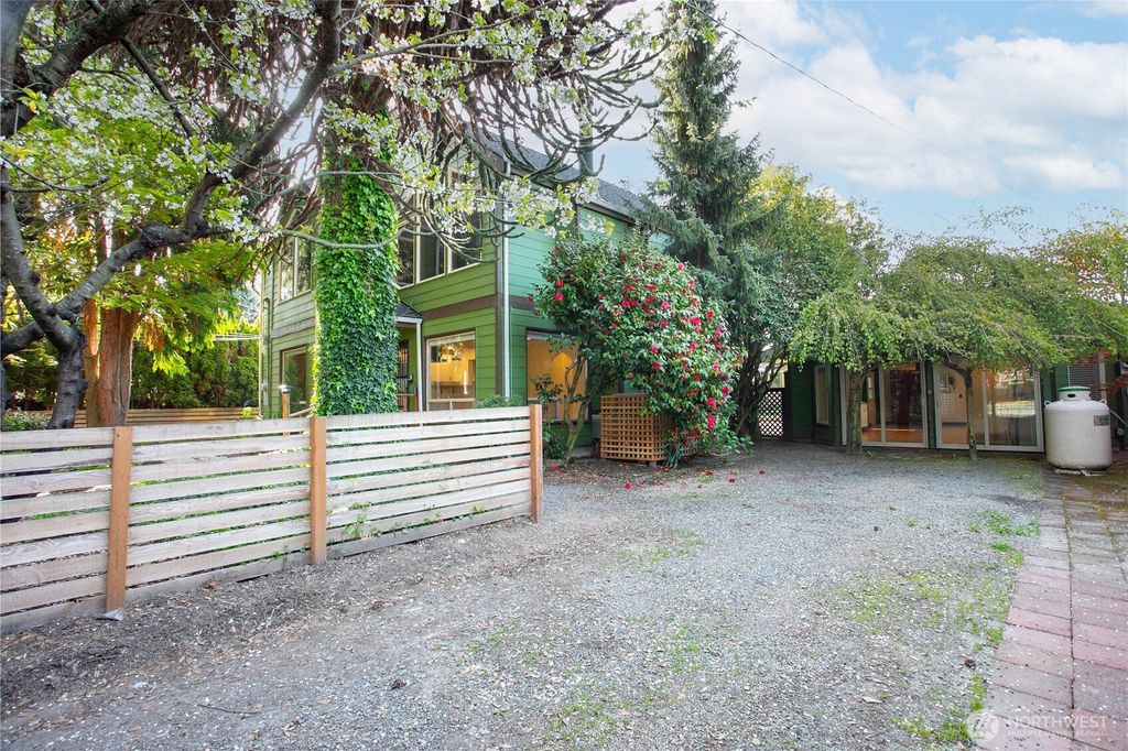 Photo of 1100 Greenleaf Avenue, Burlington, WA 98233 (MLS # 2510347)