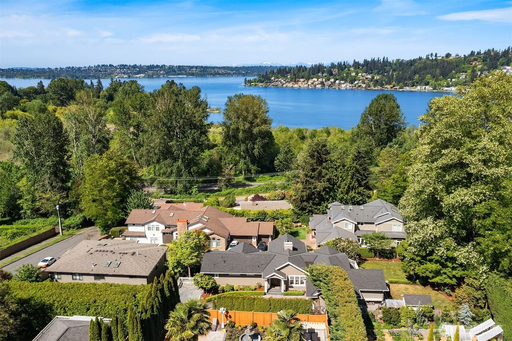 Photo of 10030 NE 110th Street, Kirkland, WA 98033 (MLS # 2524756)