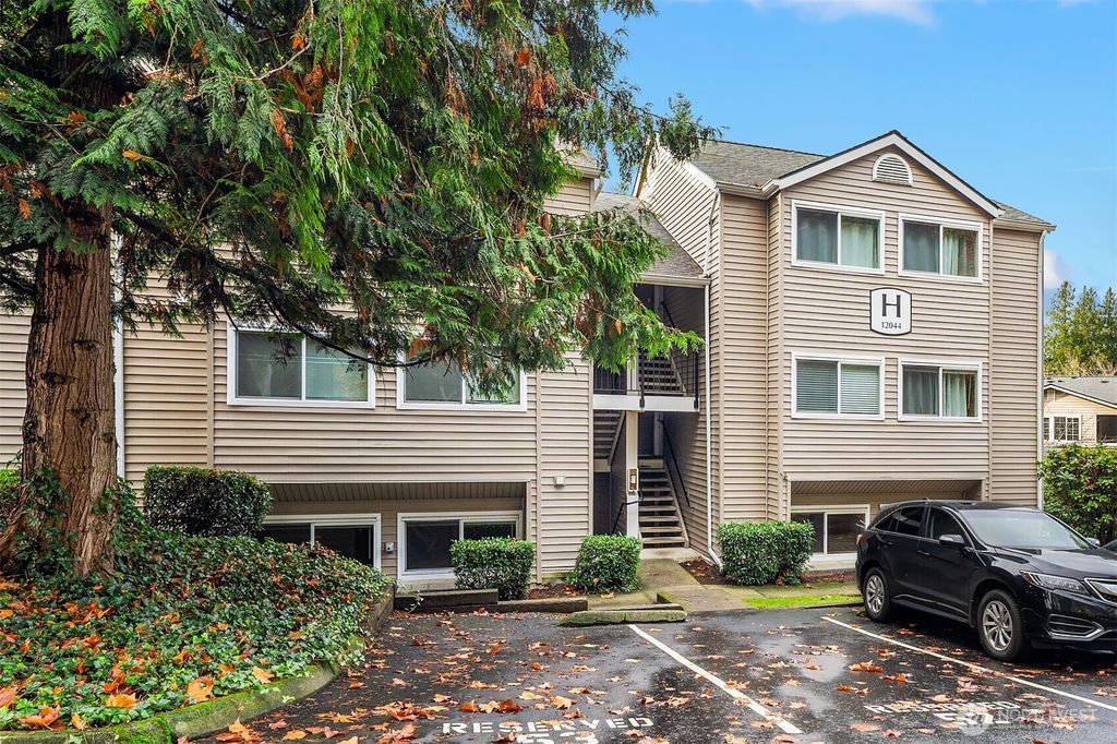 Photo of 12044 100th Avenue NE #H103, Kirkland, WA 98034 (MLS # 2458679)