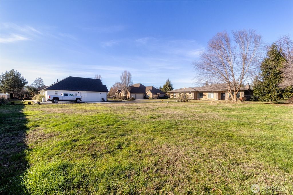 Photo of 118 Country Court Place, Walla Walla, WA 99362 (MLS # 2480395)