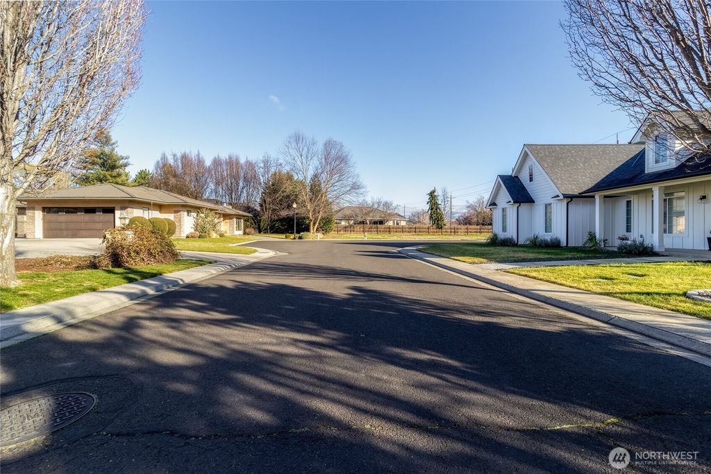 Photo of 118 Country Court Place, Walla Walla, WA 99362 (MLS # 2480395)
