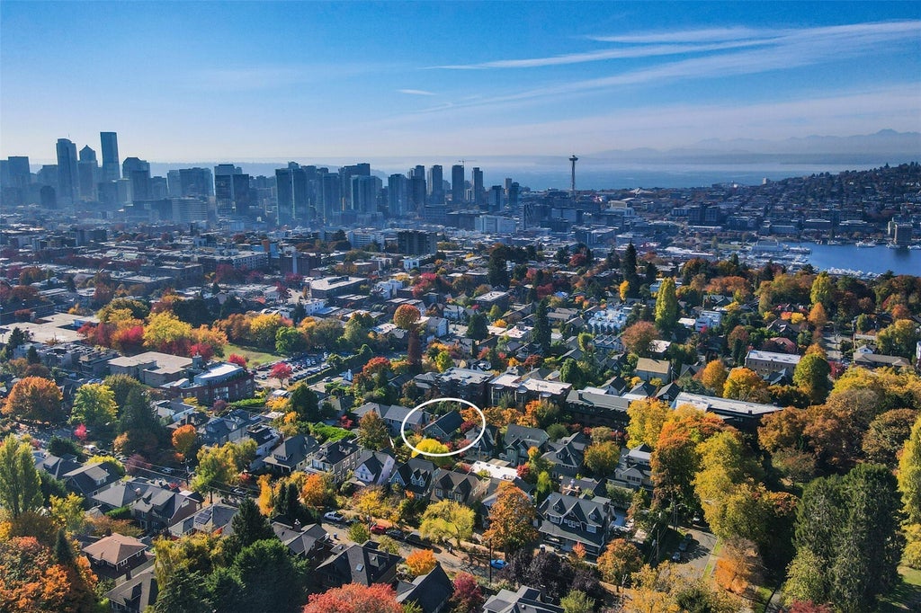 Photo of 926 11th Avenue E, Seattle, WA 98102 (MLS # 2597030)