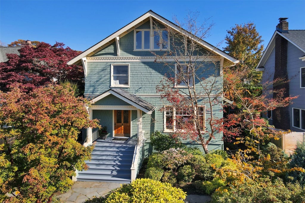Photo of 926 11th Avenue E, Seattle, WA 98102 (MLS # 2597030)
