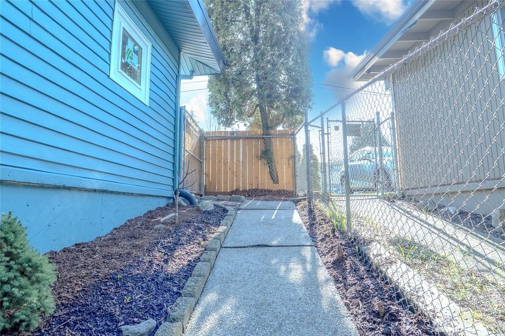 Photo of 30204 7th Avenue S, Federal Way, WA 98003 (MLS # 2341277)