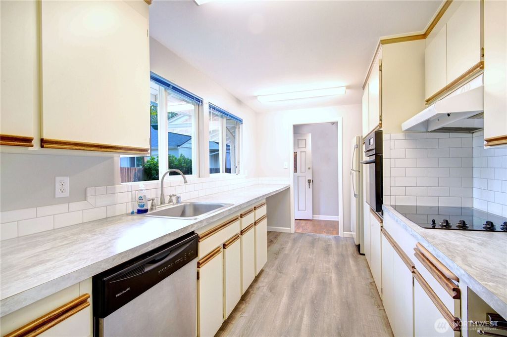 Photo of 11731 Bartlett Avenue NE, Seattle, WA 98125 (MLS # 2429630)