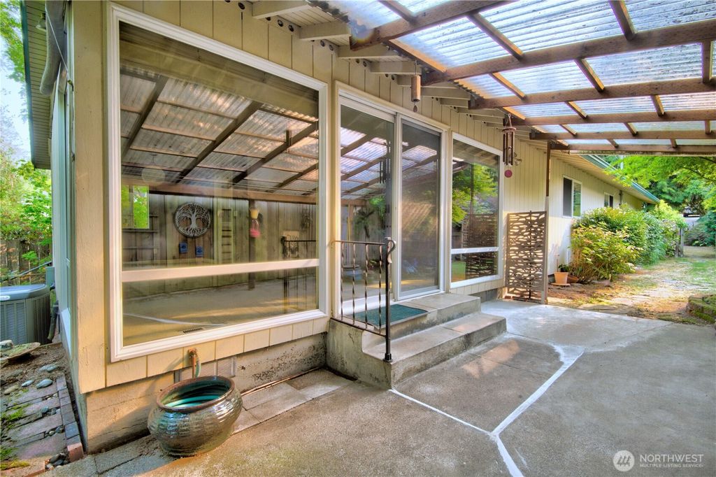 Photo of 11731 Bartlett Avenue NE, Seattle, WA 98125 (MLS # 2429630)