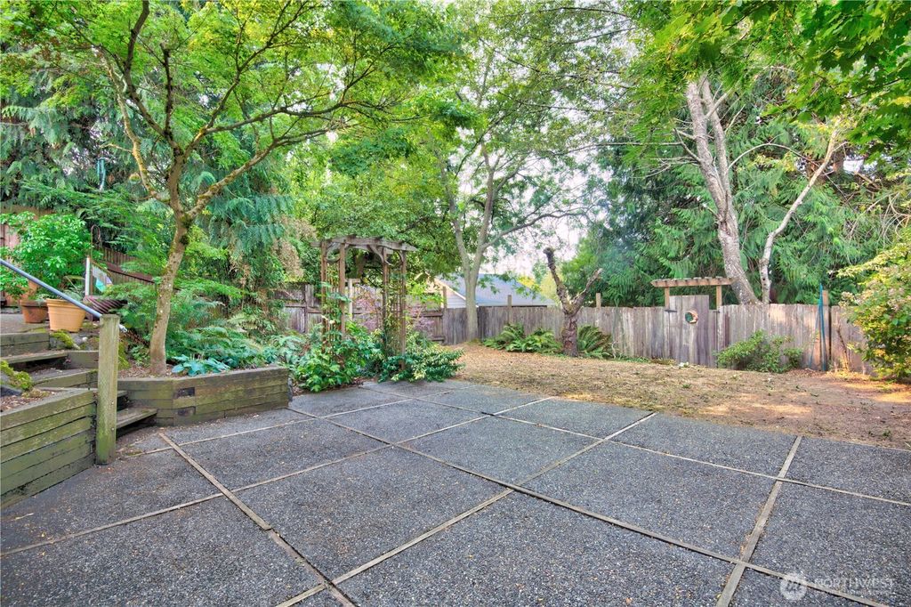 Photo of 11731 Bartlett Avenue NE, Seattle, WA 98125 (MLS # 2429630)