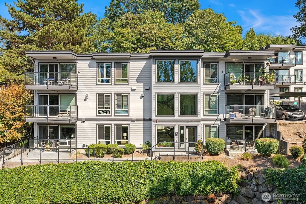 Photo of 3208 81st Place SE #D102, Mercer Island, WA 98040 (MLS # 2424788)