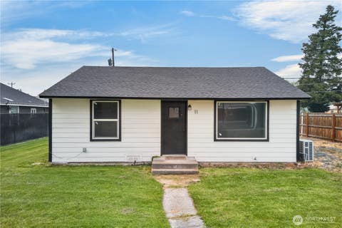 Photo of 11 Ivy Street NE, Ephrata, WA 98823 (MLS # 2567670)