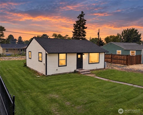 Photo of 11 Ivy Street NE, Ephrata, WA 98823 (MLS # 2567670)