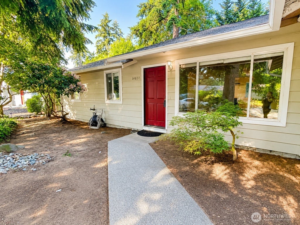 Photo of 14037 108th Avenue NE, Kirkland, WA 98034 (MLS # 2550176)
