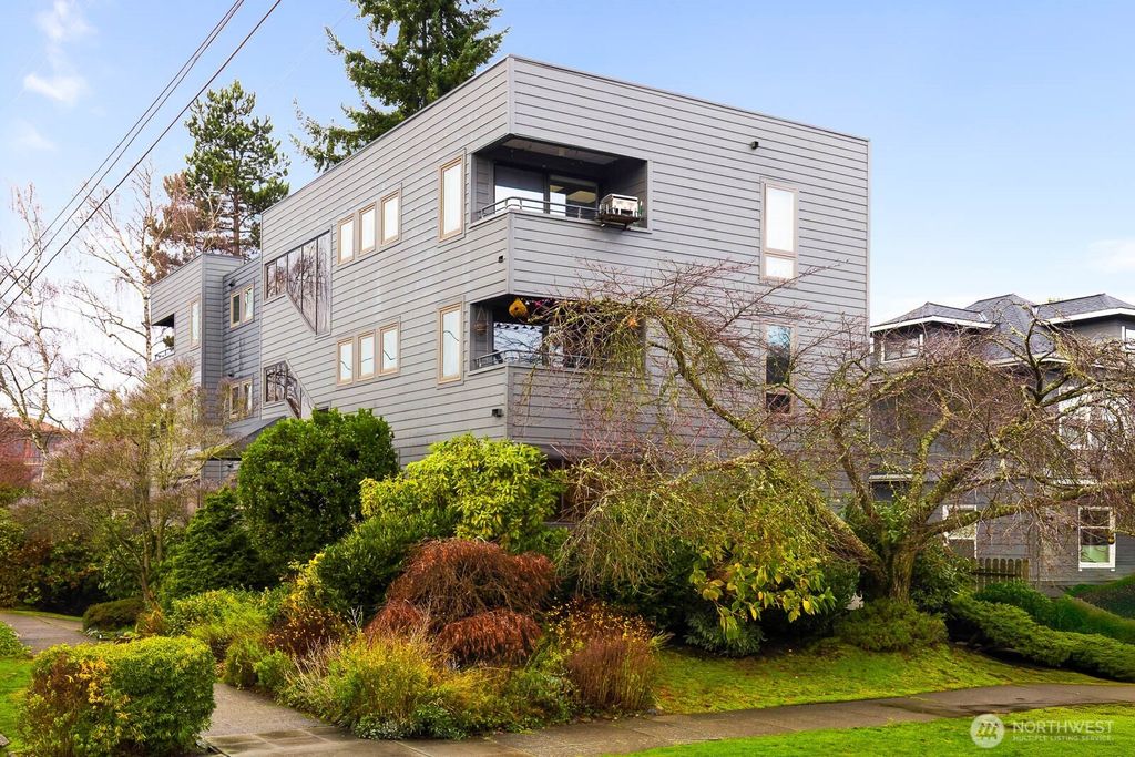 Photo of 2101 Nob Hill Avenue N #1B, Seattle, WA 98109 (MLS # 2470650)