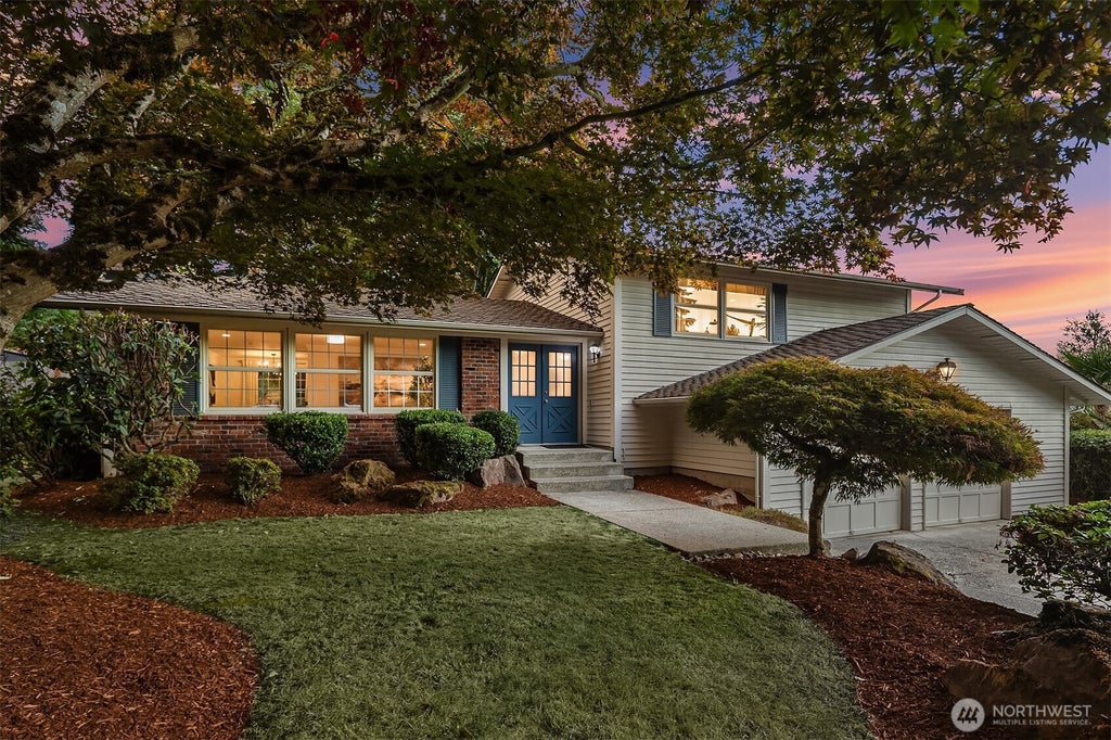 Photo of 15003 NE 10th Place, Bellevue, WA 98007 (MLS # 2585337)