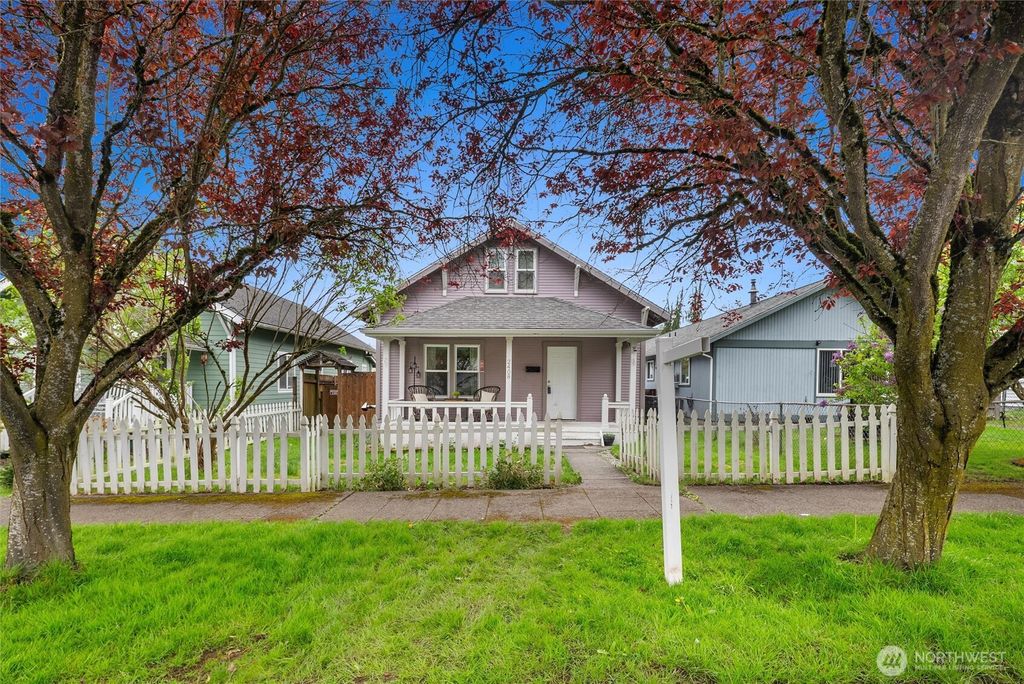 Photo of 2408 Highland Avenue, Everett, WA 98201 (MLS # 2513356)