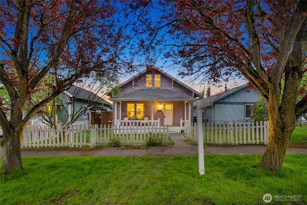 Photo of 2408 Highland Avenue, Everett, WA 98201 (MLS # 2513356)