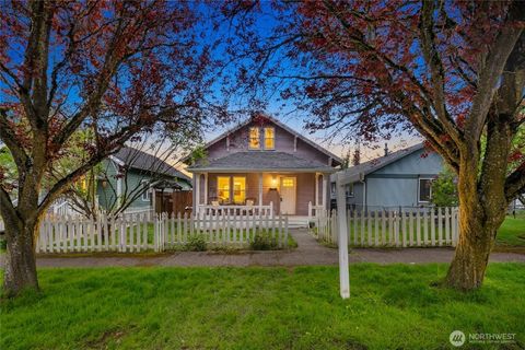 Photo of 2408 Highland Avenue, Everett, WA 98201 (MLS # 2513356)