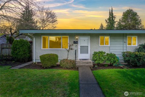 Photo of 1100 7th Avenue SE #8, Puyallup, WA 98372 (MLS # 2482182)