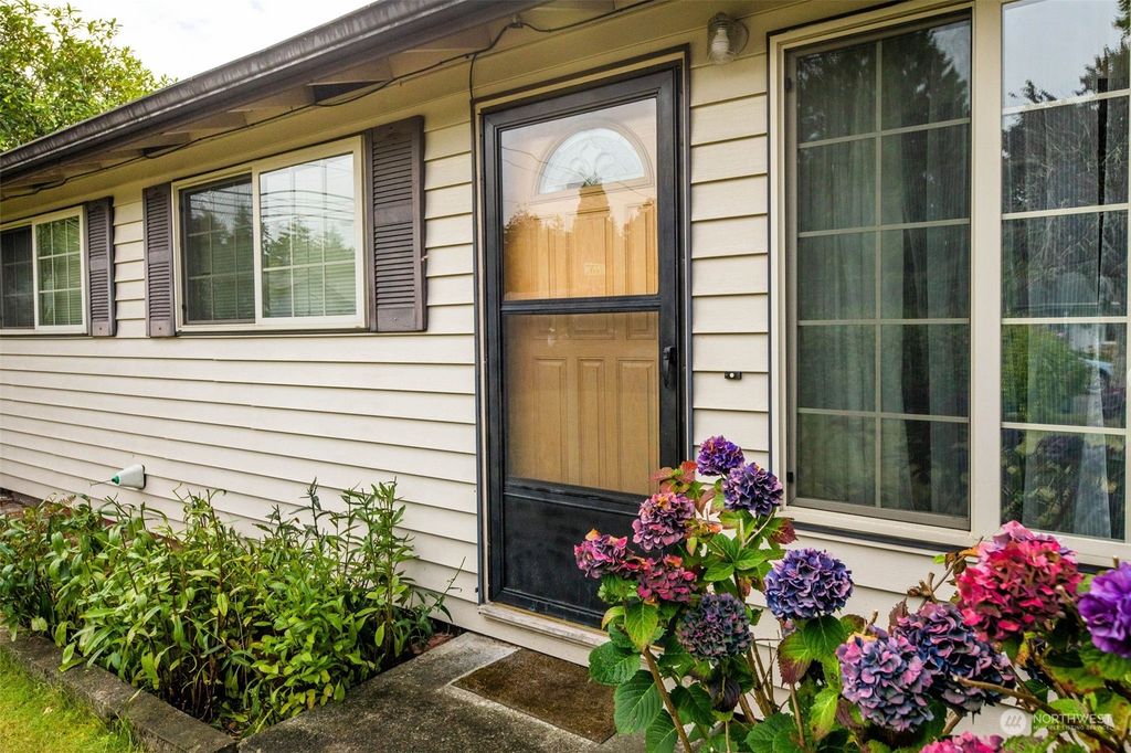 Photo of 5208 172nd Place SW, Lynnwood, WA 98037 (MLS # 2278591)
