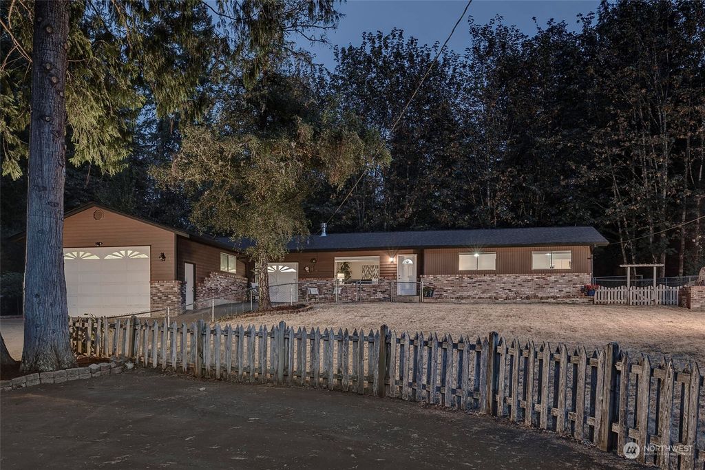 Photo of 28613 SE 225th Street, Maple Valley, WA 98038 (MLS # 2000473)